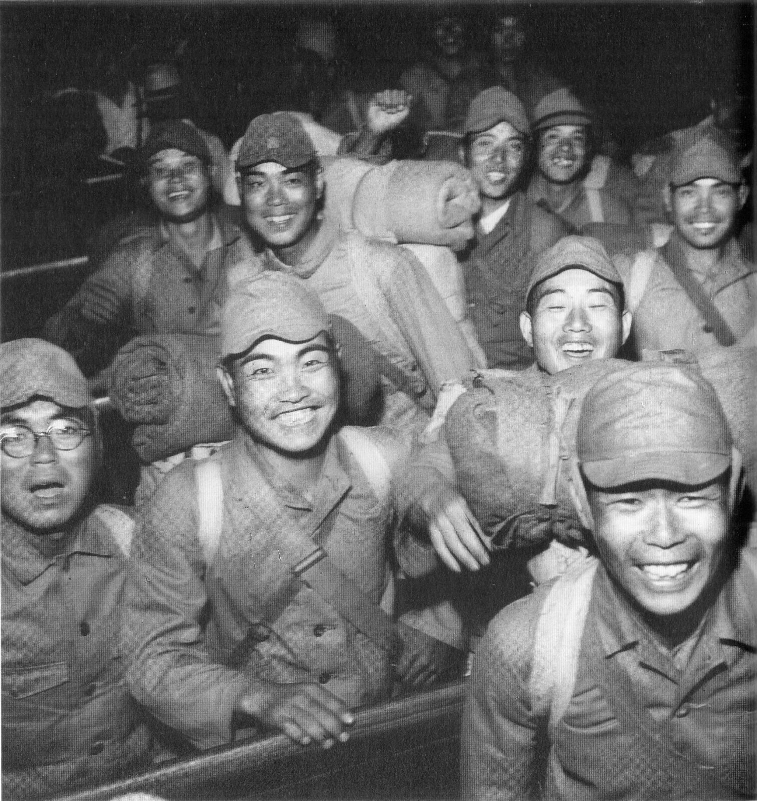1946年の品川駅で復員した人々