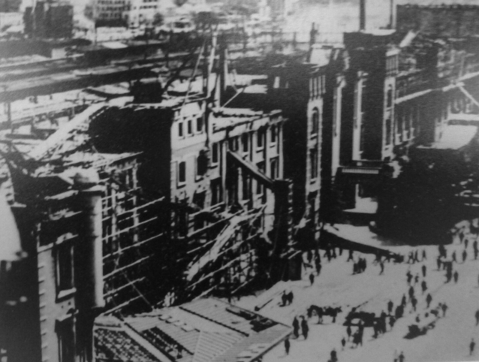 1945年の空襲で損傷した東京駅