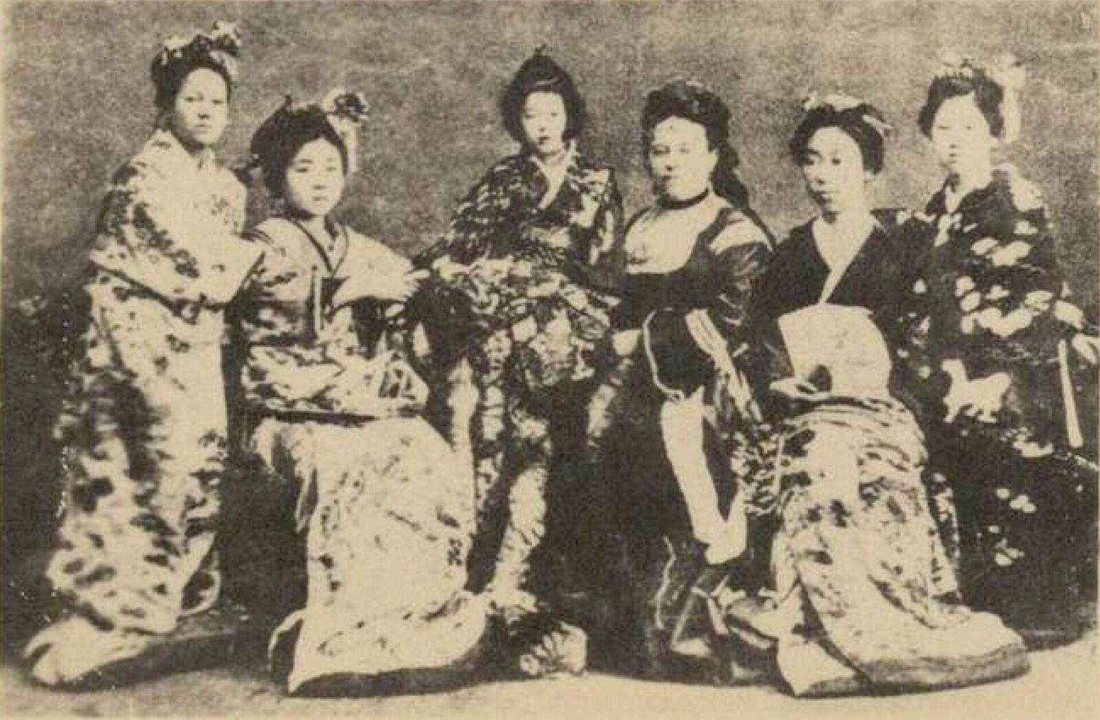 1872年にサンフランシスコで撮影された日本最初の女子留学生5人とデ・ロング夫人