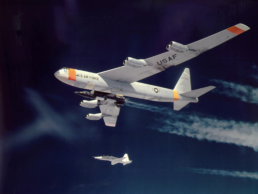 B-52母機の翼下に搭載されたX-15