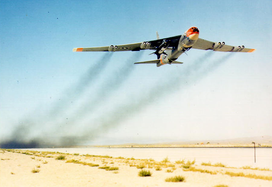 X-15を搭載して離陸するNB-52B母機