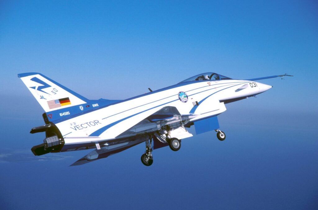 着陸する米独共同実験機X-31