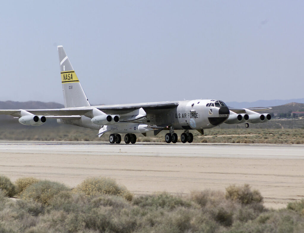 X-43Aを搭載して滑走するB-52母機