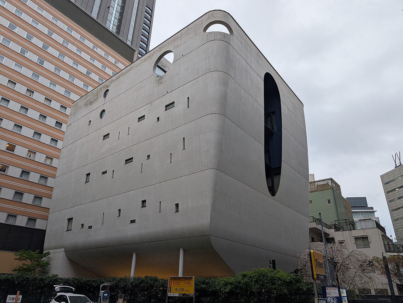 新宿駅南口近くに建つ新宿瑠璃光院白蓮華堂の外観