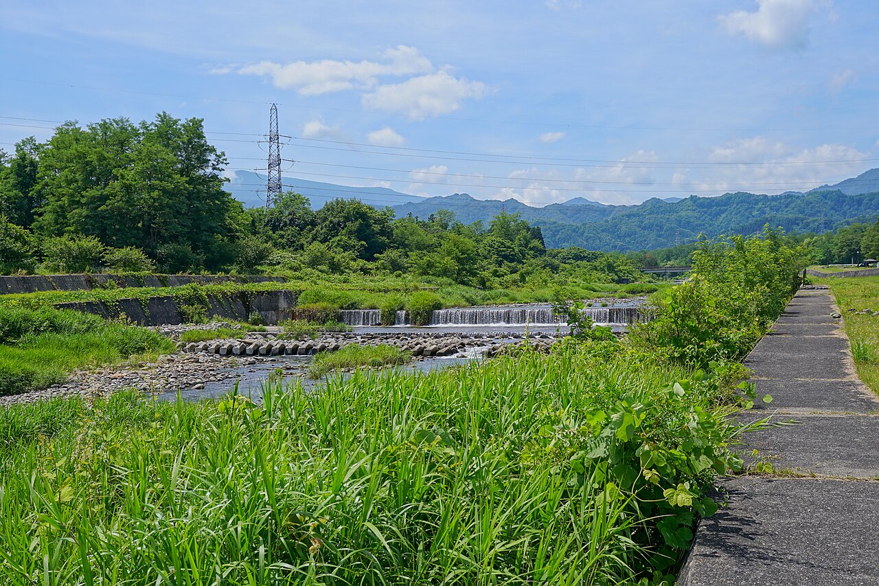 米沢市の直江石堤付近を流れる最上川
