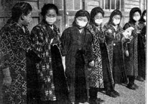 1920年にマスクを着けた東京府立第一高等女学校の生徒