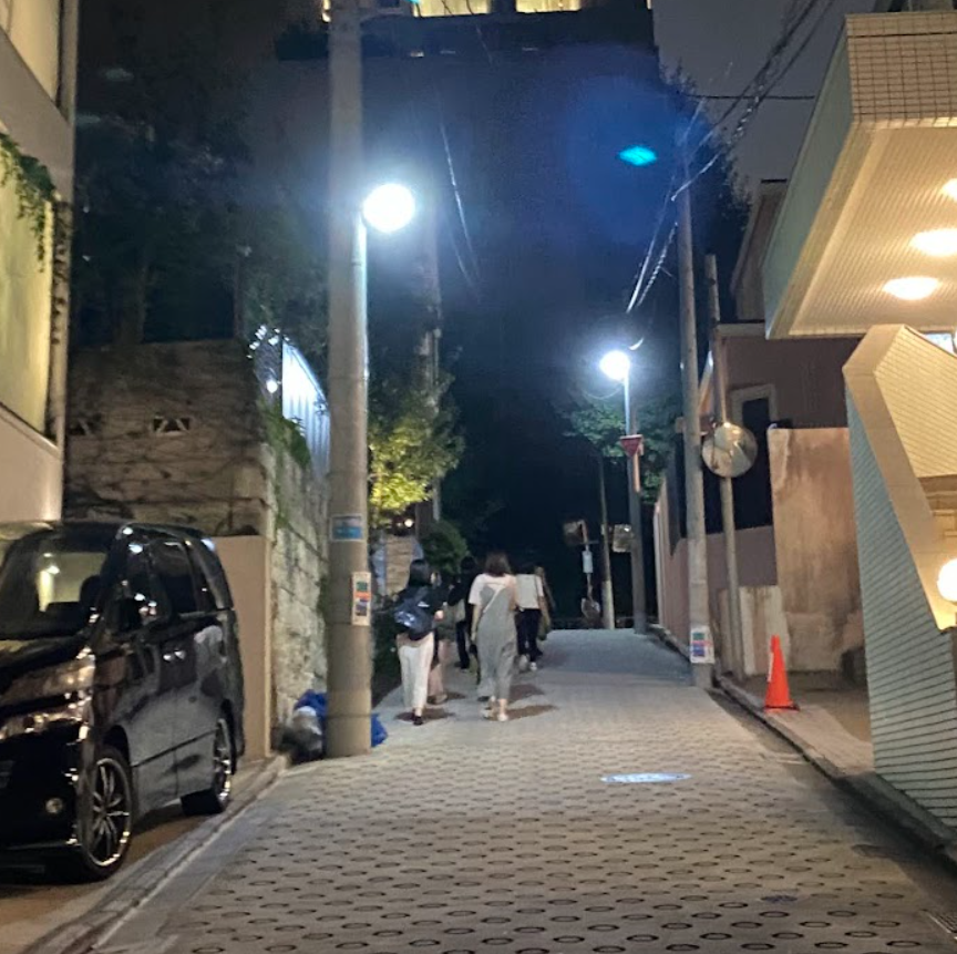 広尾の住宅街に残る坂道