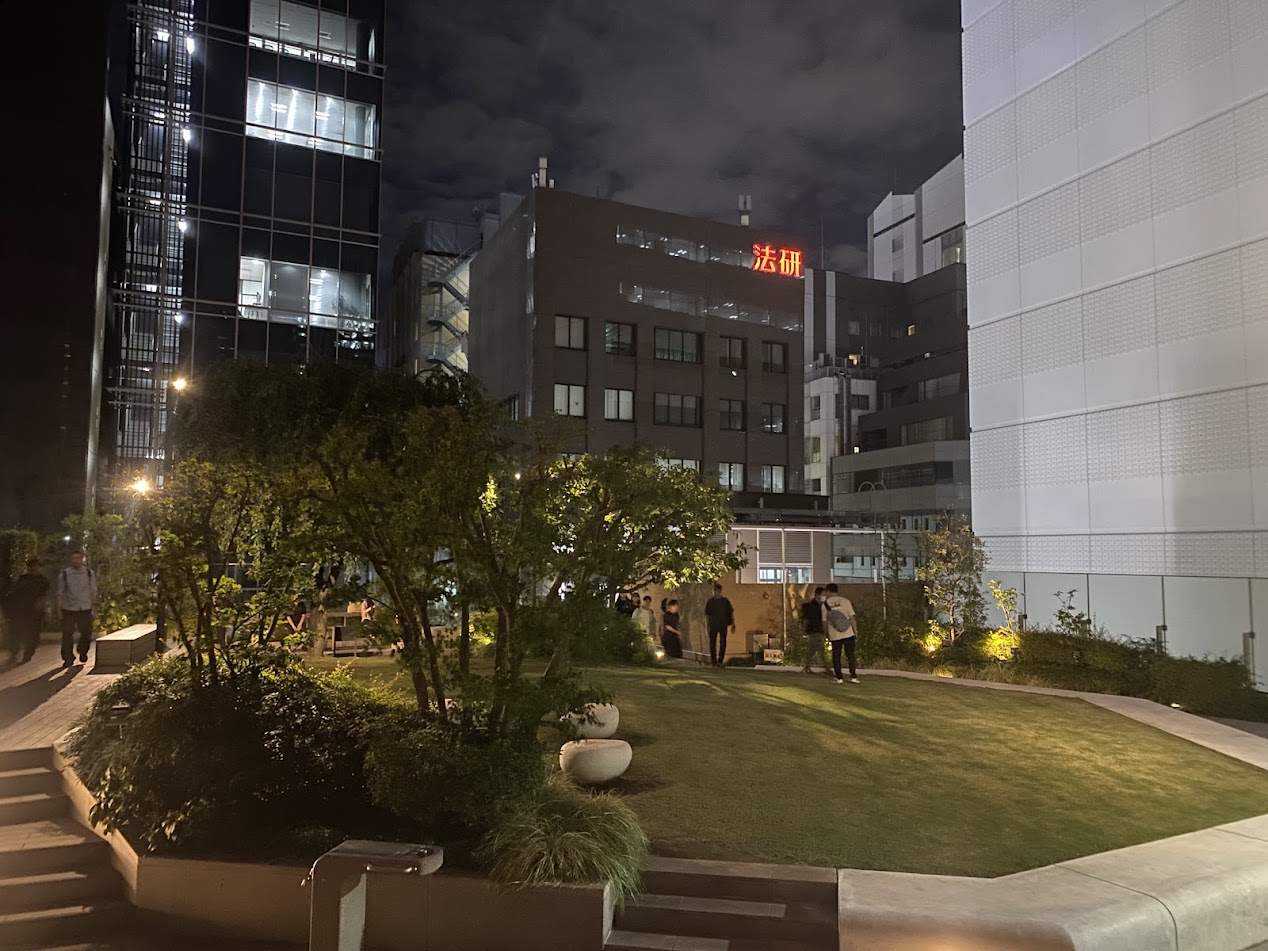 水谷橋公園|銀座一丁目の建物屋上に広がる夜の芝生広場