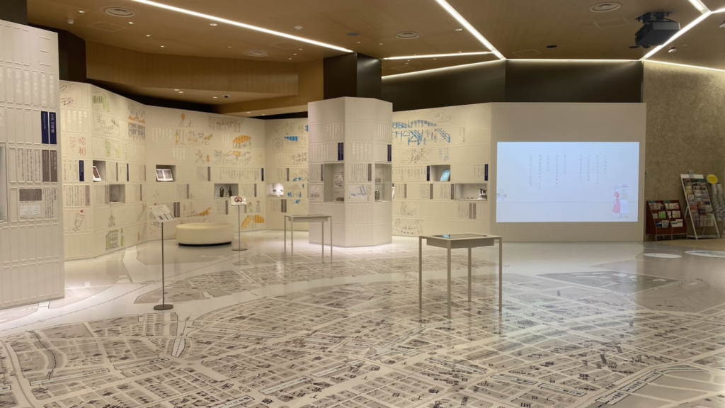 中央区立郷土資料館1階常設展示室|床一面の中央区地図
