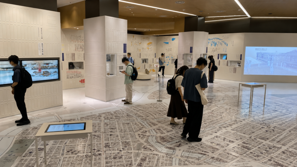 中央区立郷土資料館で地図とデジタル展示を鑑賞する様子