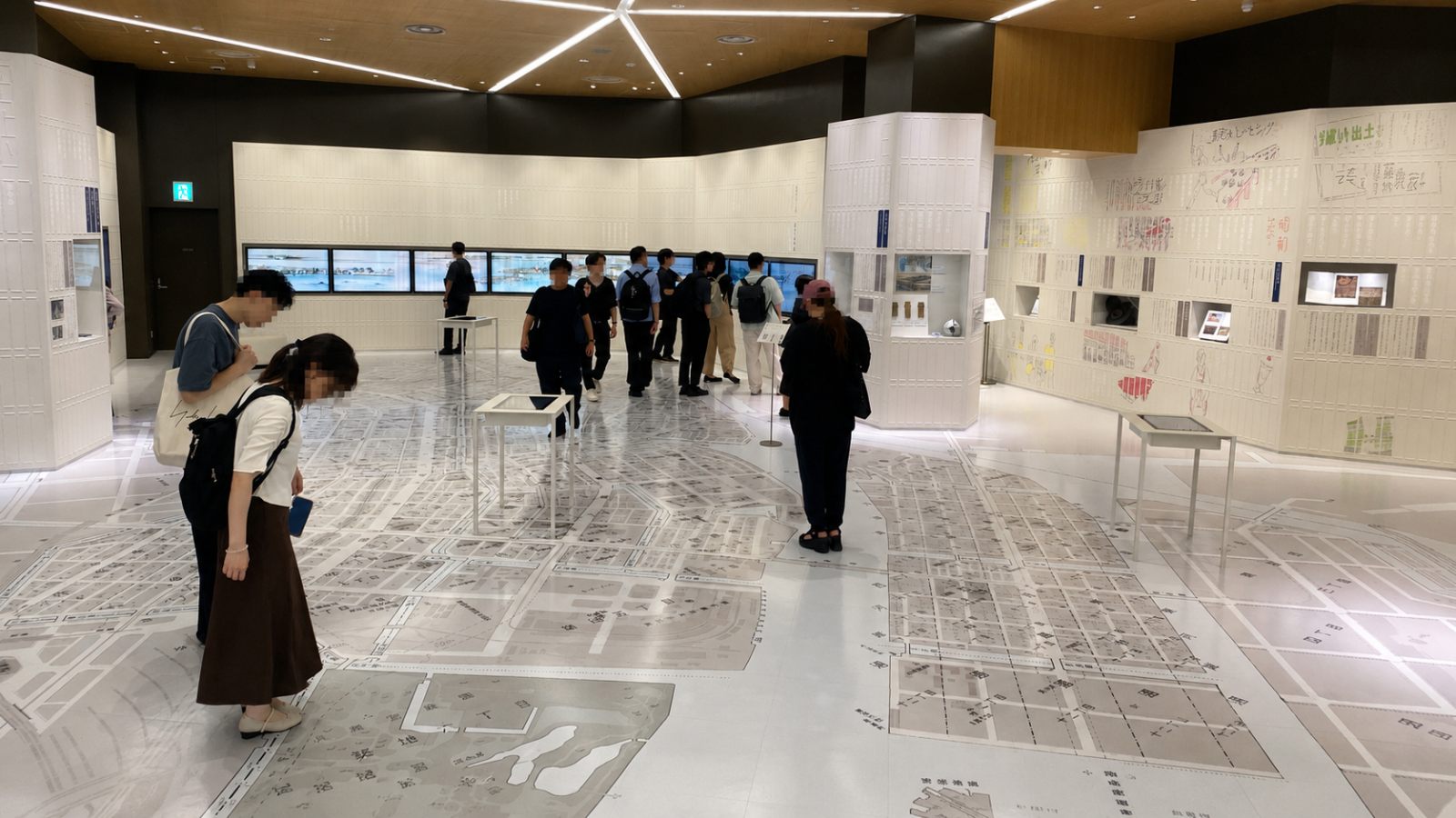 中央区立郷土資料館の常設展示を見学する参加者