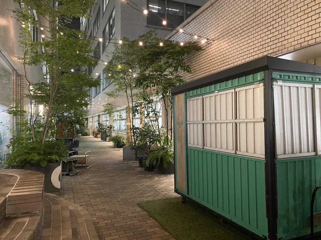 Slit Park YURAKUCHOの緑と照明に囲まれた路地空間