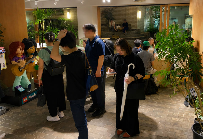 Slit Park YURAKUCHOで展示を楽しむ参加者