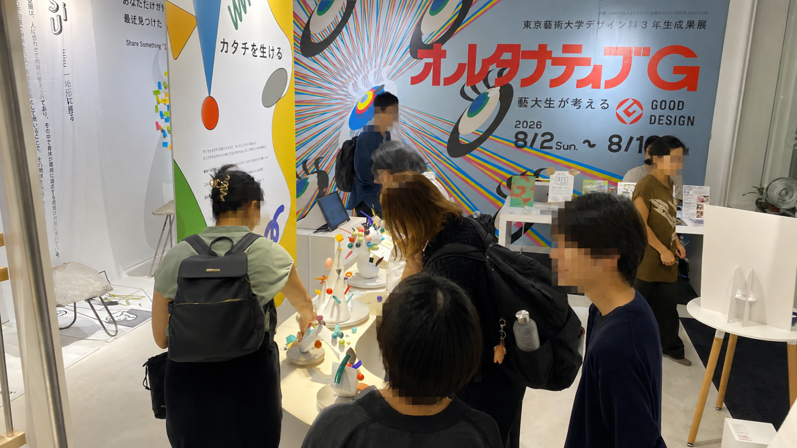 GOOD DESIGN MARUNOUCHIで展示を鑑賞する参加者