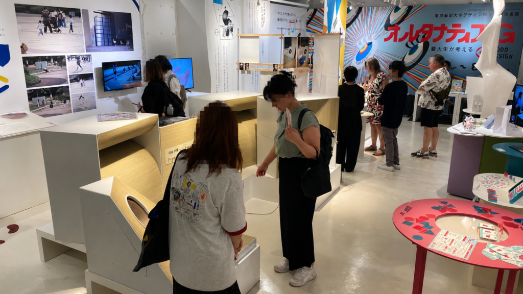 GOOD DESIGN MARUNOUCHIの体験型展示を見る参加者