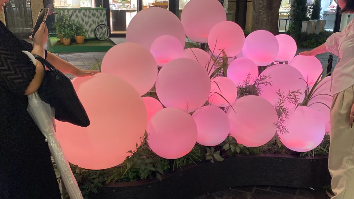 NIGHT PARK & PLAYGROUND YURAKUCHOの光る球体展示