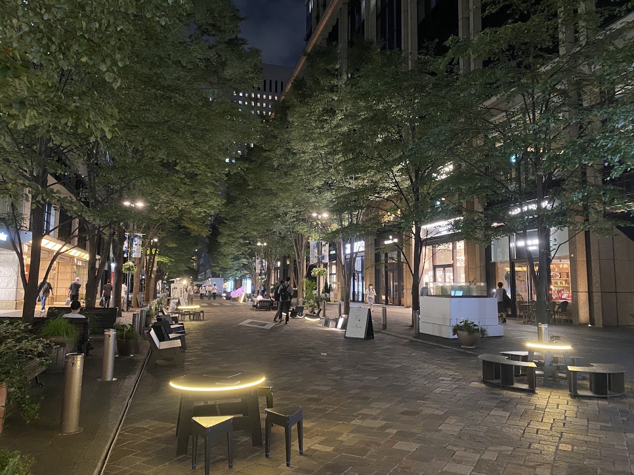 夜の丸の内仲通りとNIGHT PARK & PLAYGROUND YURAKUCHO会場