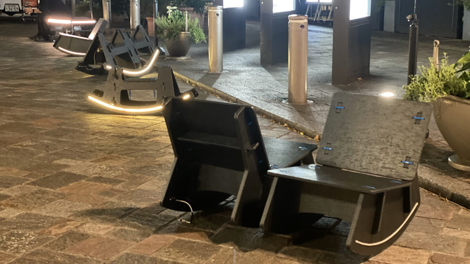 NIGHT PARK & PLAYGROUND YURAKUCHOの光る椅子型インスタレーション