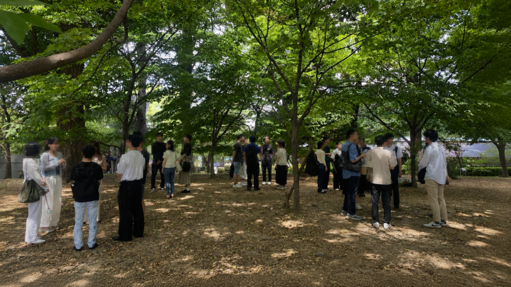 上野公園で国立西洋美術館イベントの参加者がグループに分かれて自己紹介する様子