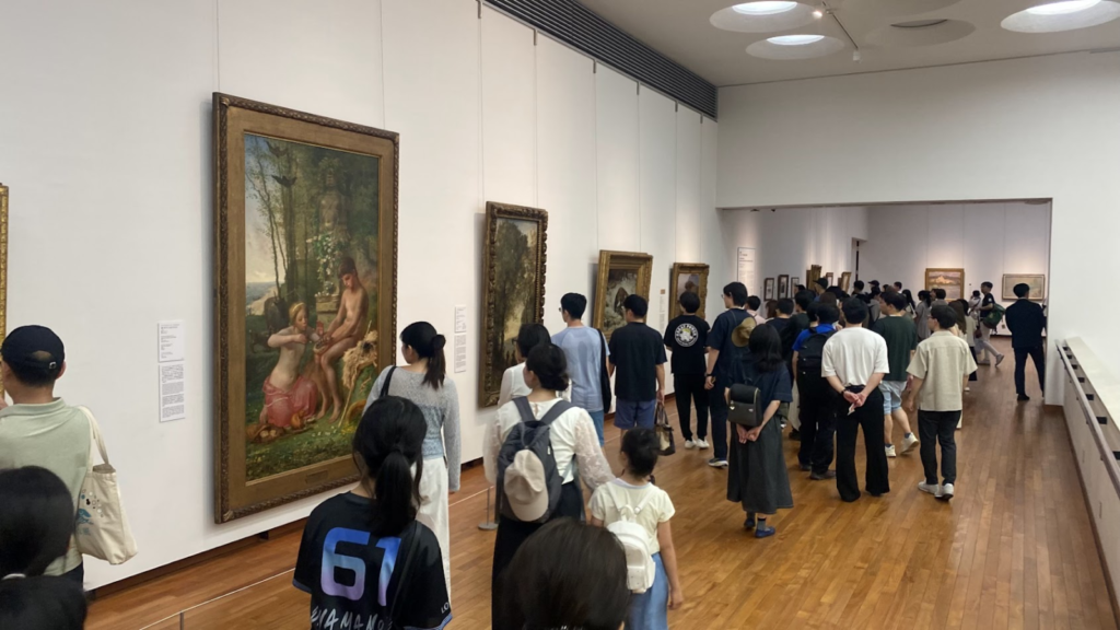 国立西洋美術館で19世紀以降の西洋絵画を鑑賞する来館者