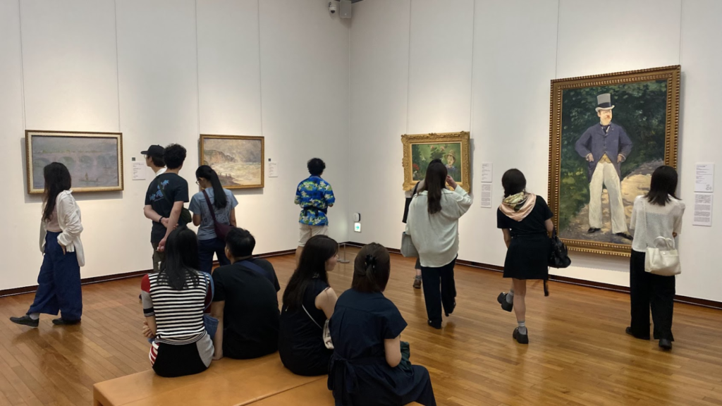 国立西洋美術館のモネ作品展示室と鑑賞する来館者