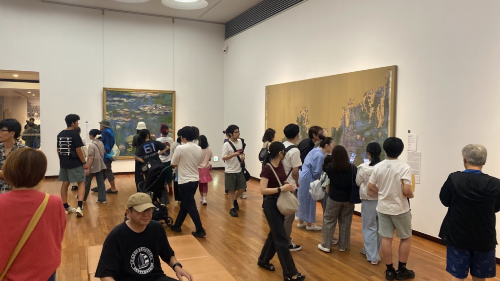 国立西洋美術館でモネの睡蓮などを鑑賞する展示室の様子