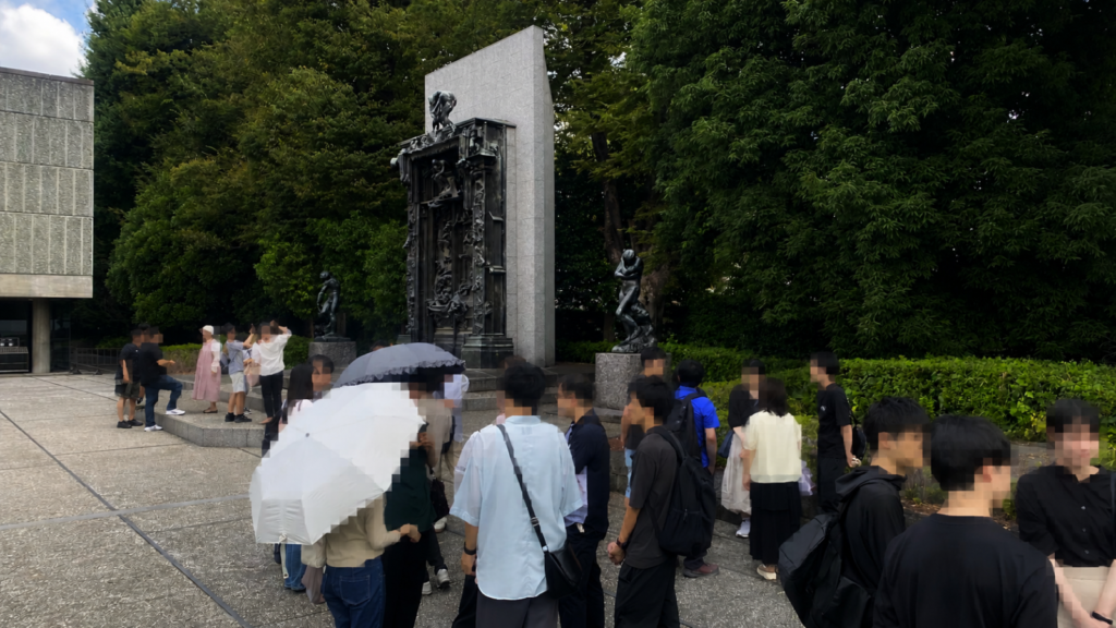 国立西洋美術館の庭でイベント参加者が感想を共有する様子