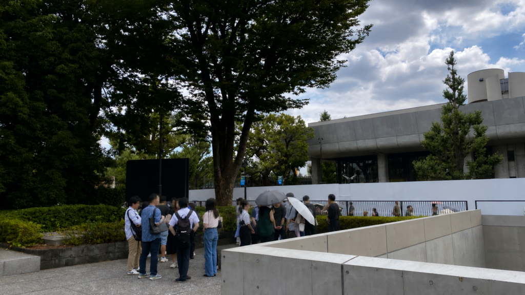 国立西洋美術館の庭で感想共有をするイベント参加者