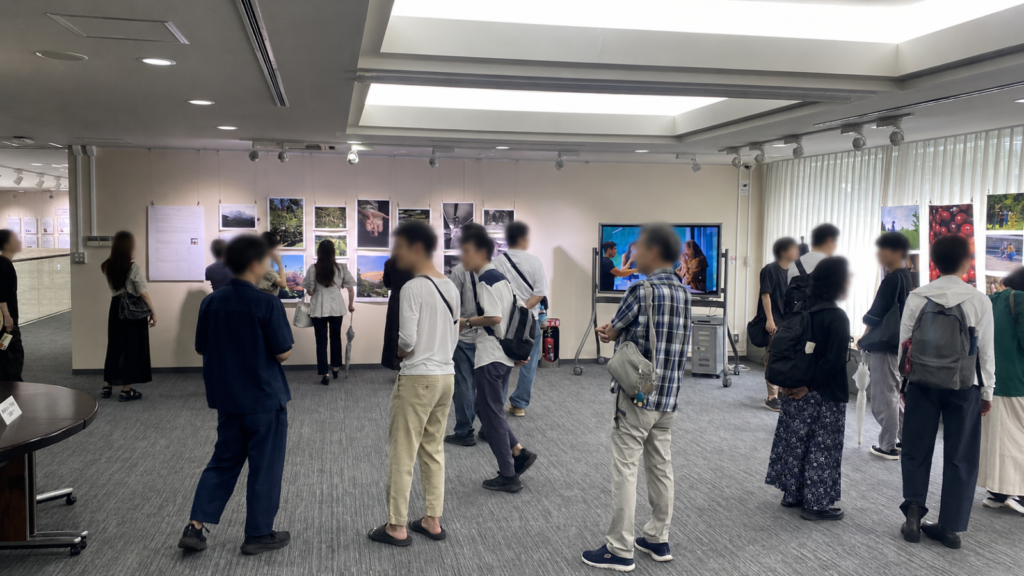 JICA地球ひろばの写真展「The soul of Panama coffee farms -パナマコーヒー農園の魂-」を鑑賞する参加者