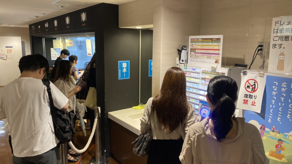 JICA地球ひろば J’s Cafeで食券を購入する様子
