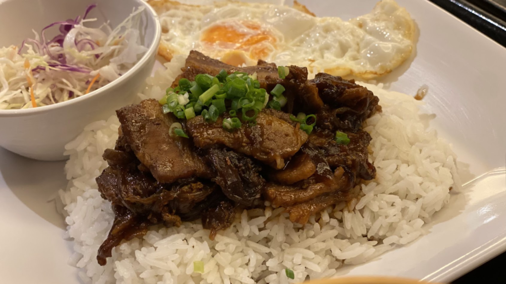 J’s Cafeのカンボジア屋台料理バイサルチュルーク