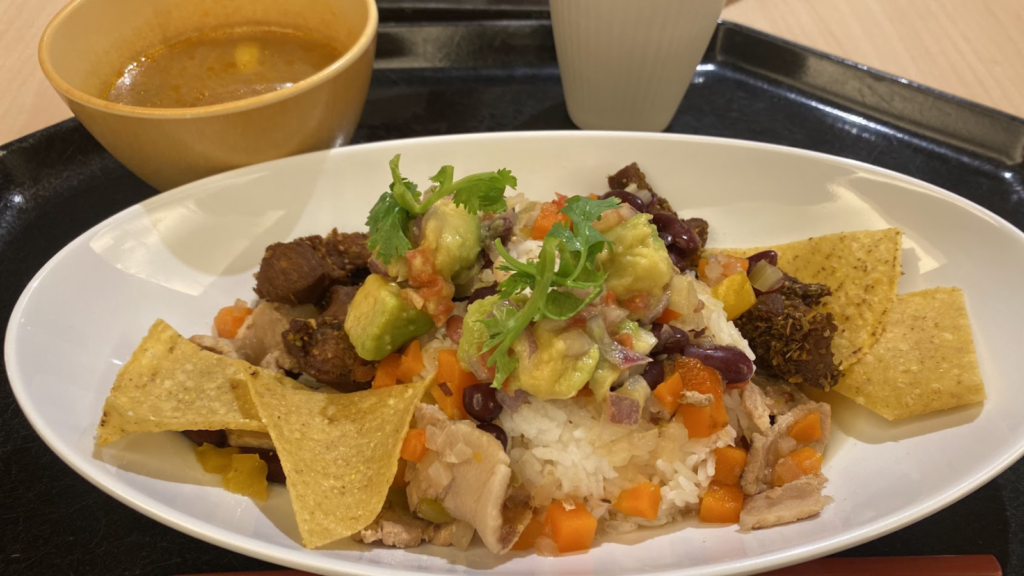 J’s Cafeのコスタリカ料理チフリオ カリカリ豚とキドニービーンズのサラダ丼