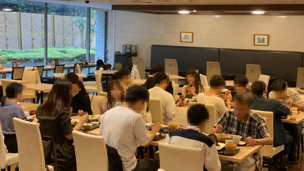 J’s Cafeで世界の料理を囲んでランチを楽しむ参加者