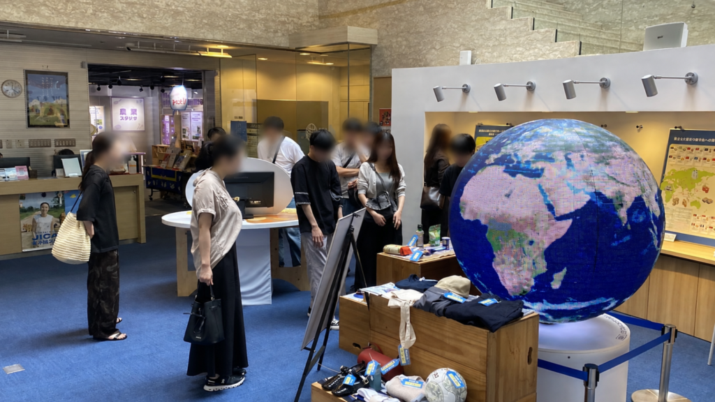 JICA地球ひろば体験ゾーンの地球儀展示と参加者