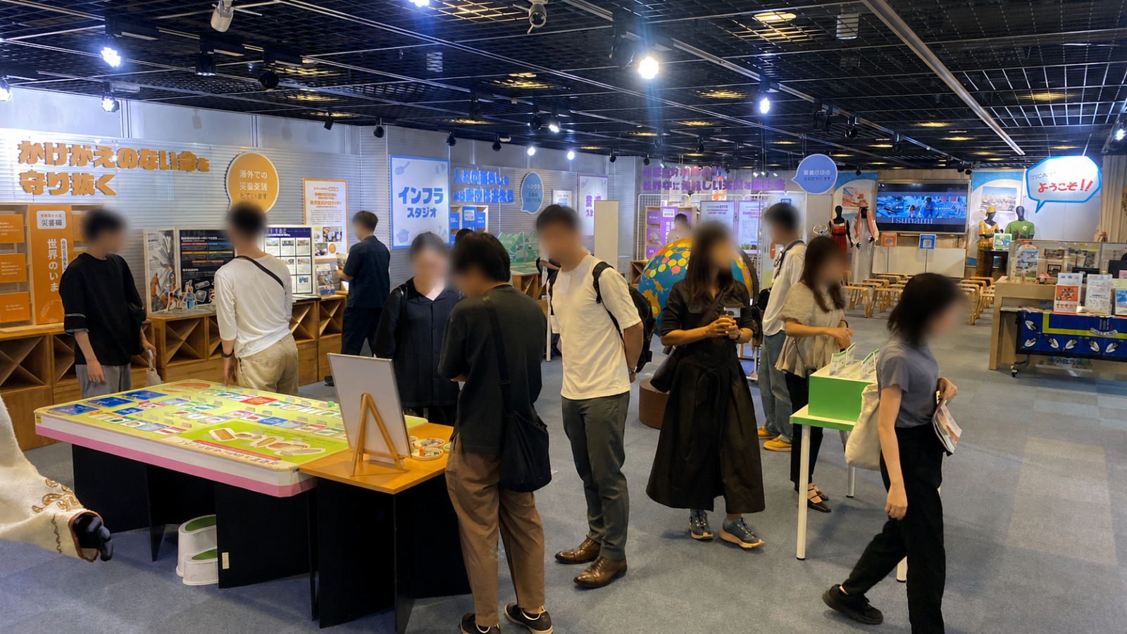 JICA地球ひろば体験ゾーンで展示を楽しむ参加者