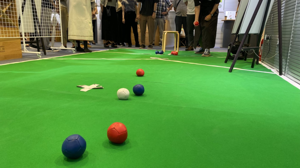 JICA地球ひろば体験ゾーンでボッチャを体験する参加者