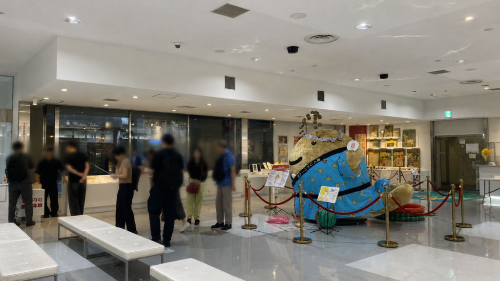 東京宝くじドリーム館のクーちゃん前に集合したゆる歴史散歩会参加者