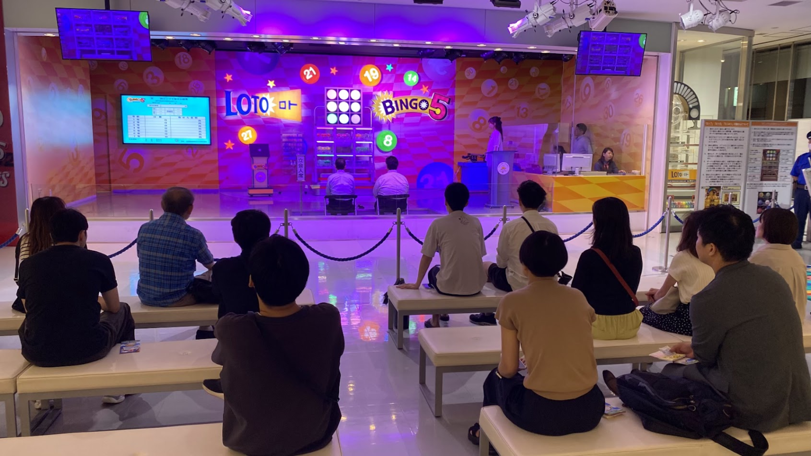 東京宝くじドリーム館で18時45分から始まったビンゴ5抽せん会