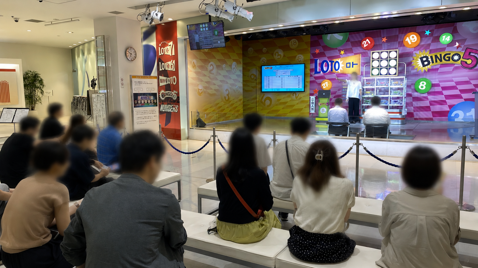 東京宝くじドリーム館のビンゴ5抽せんで数字が発表される様子