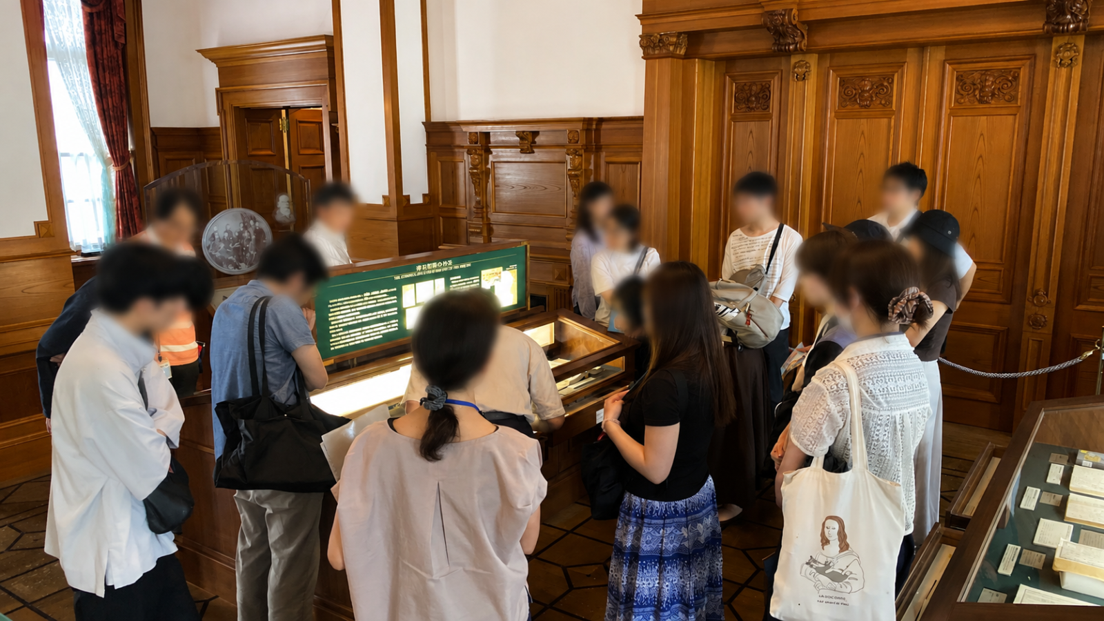 法務史料展示室で司法制度の歴史展示を見学する参加者