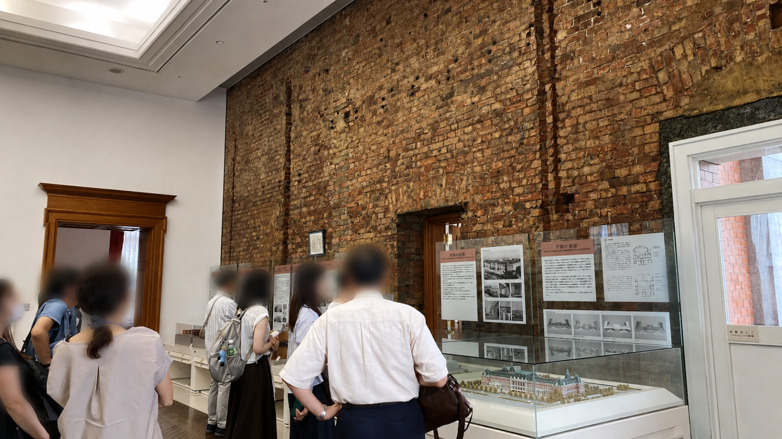 法務省旧本館の保存レンガ壁と建築模型を見学する参加者