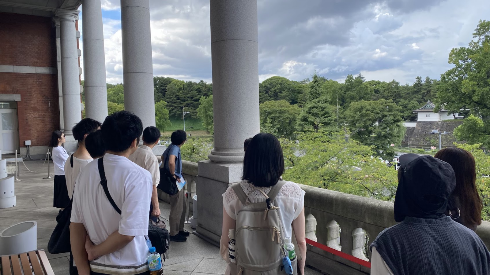 法務省旧本館テラスから桜田門方面を見ながら説明を聞く参加者