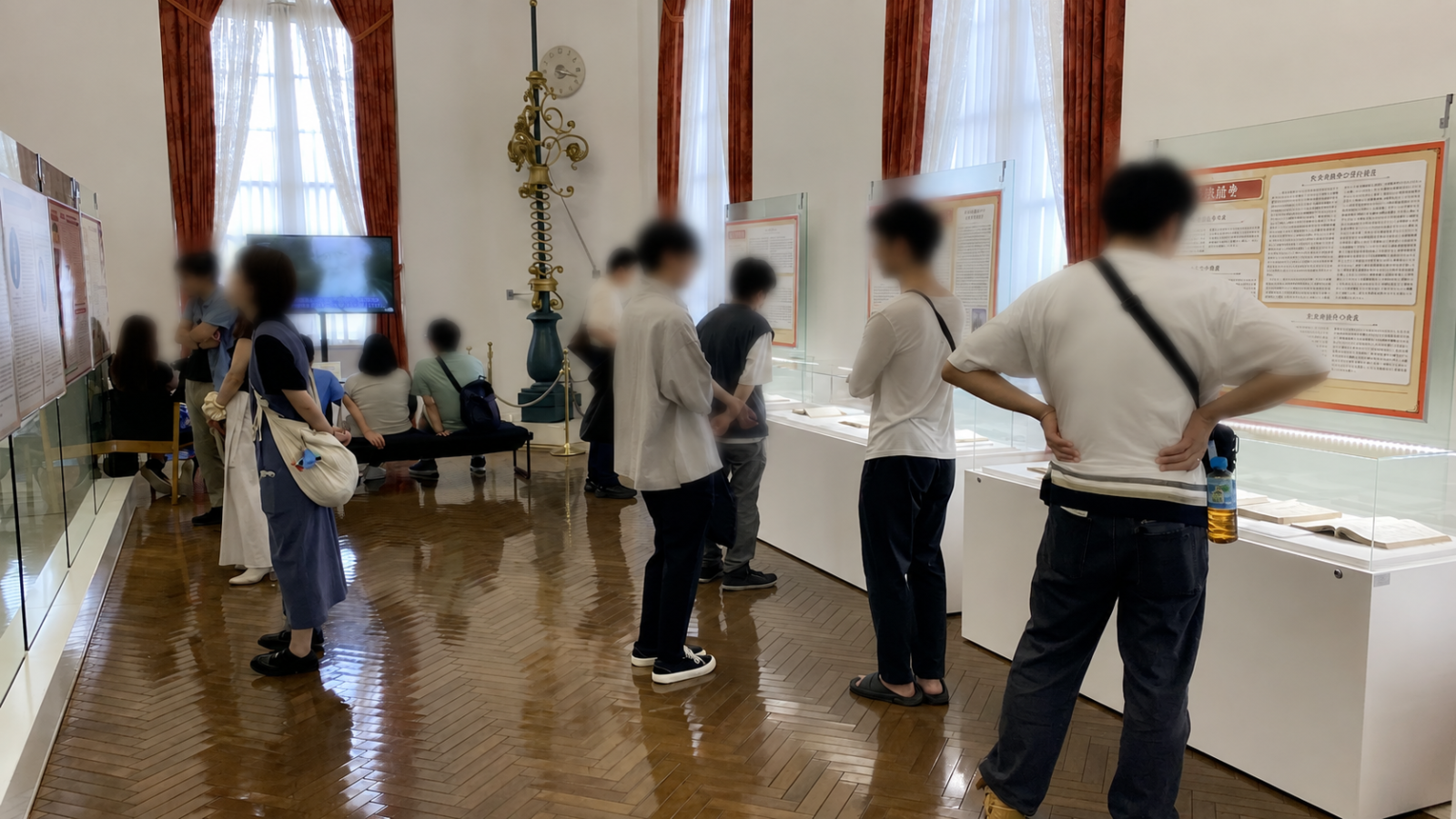 法務史料展示室・メッセージギャラリーを自由見学する参加者