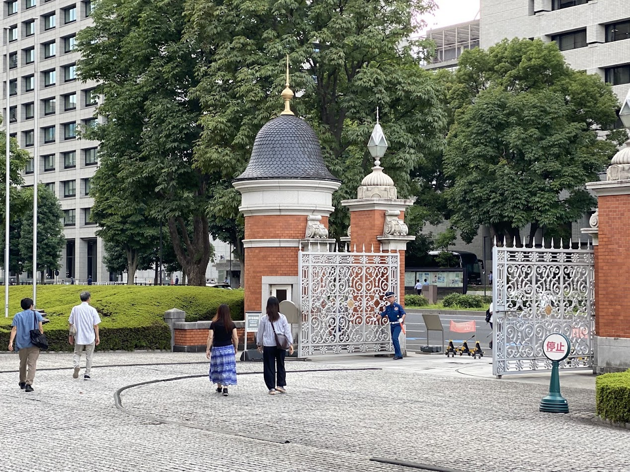 法務省旧本館の正門付近を退出する見学参加者
