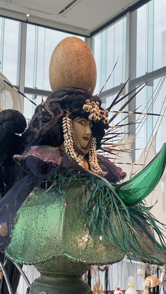 リナ・バネルジー展の人物像を用いた立体作品