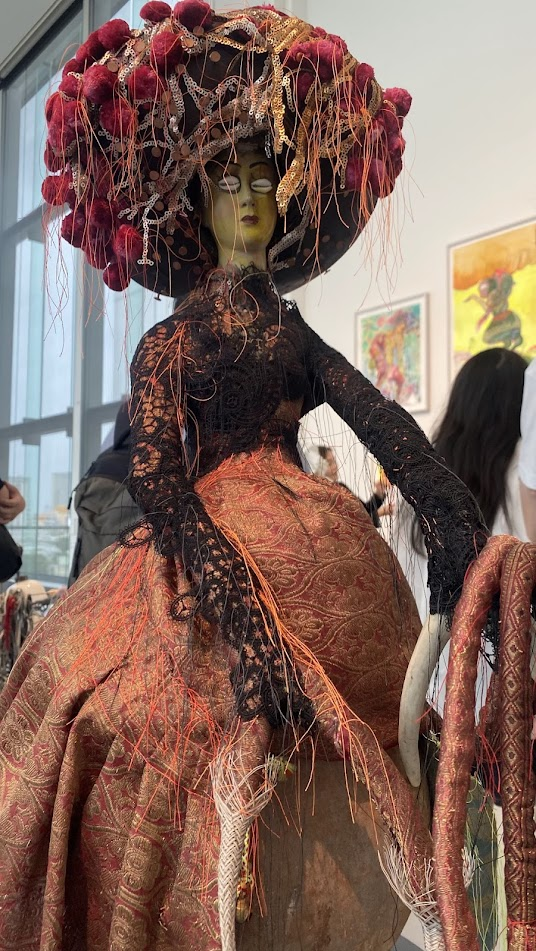リナ・バネルジー展の赤い装飾をまとった人物像作品