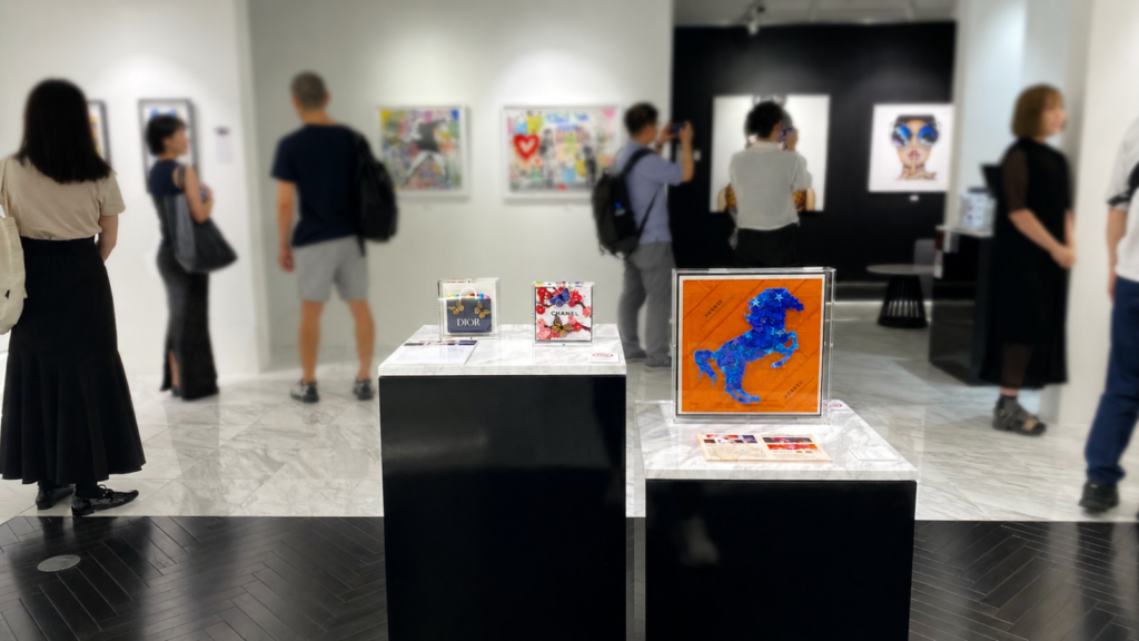 AND COLLECTION Contemporary Artの展示室と来場者