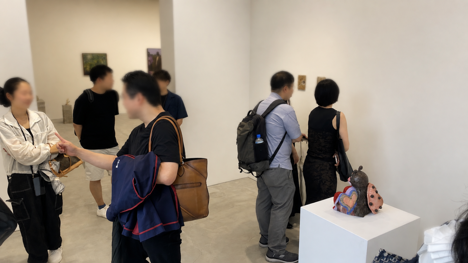 GYRE GALLERY In Good Company を鑑賞する参加者