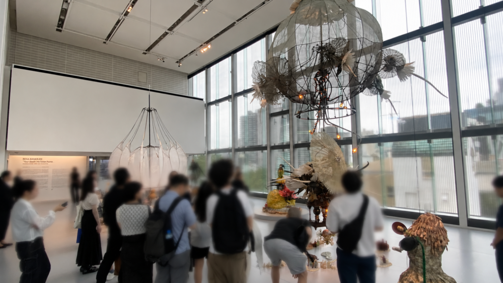 エスパス ルイ・ヴィトン東京の解説ツアーで作品を見る参加者