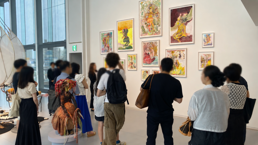 リナ・バネルジー展で作品解説を聞く参加者